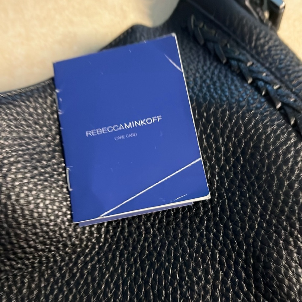 Beautiful like brand new shoulder bag
Great condition only used a few times.